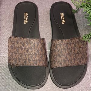 MK WOMEN’S SIGNATURE LOGO SLIDES